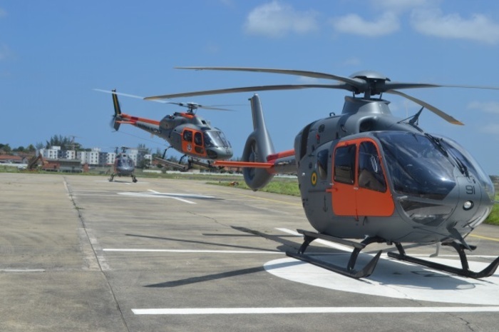 UH-13 decola ao lado do UH-17, seu substituto. Foto: Marinha do Brasil