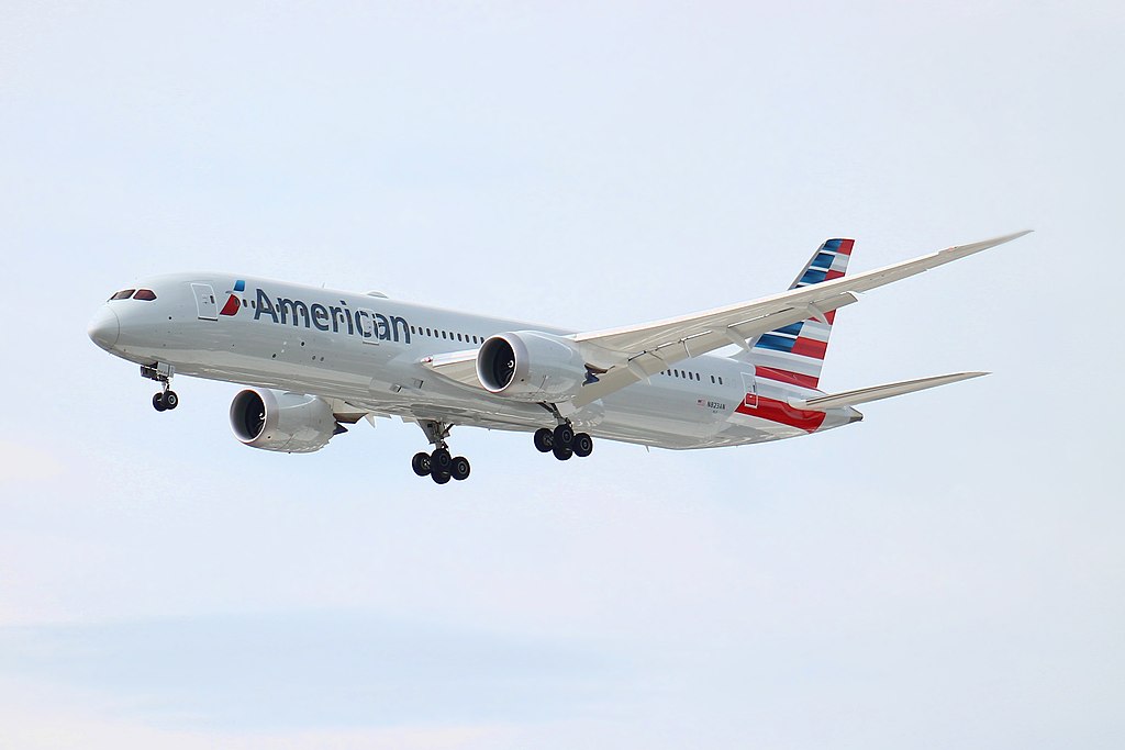 787 da American Airlines decola de Londres, mas retorna por falta de ...